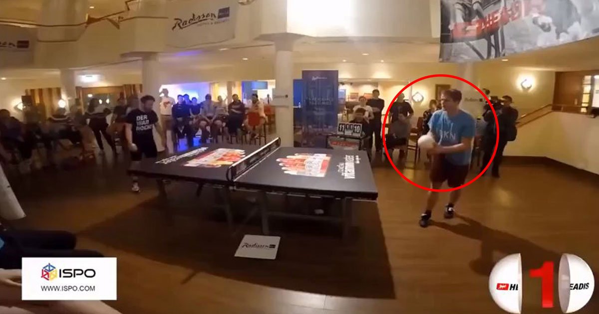 untitled 1 171.jpg?resize=1200,630 - Deux hommes s'apprêtent à faire une partie de ping-pong mais le public autour d'eux est abasourdi par la taille de la balle