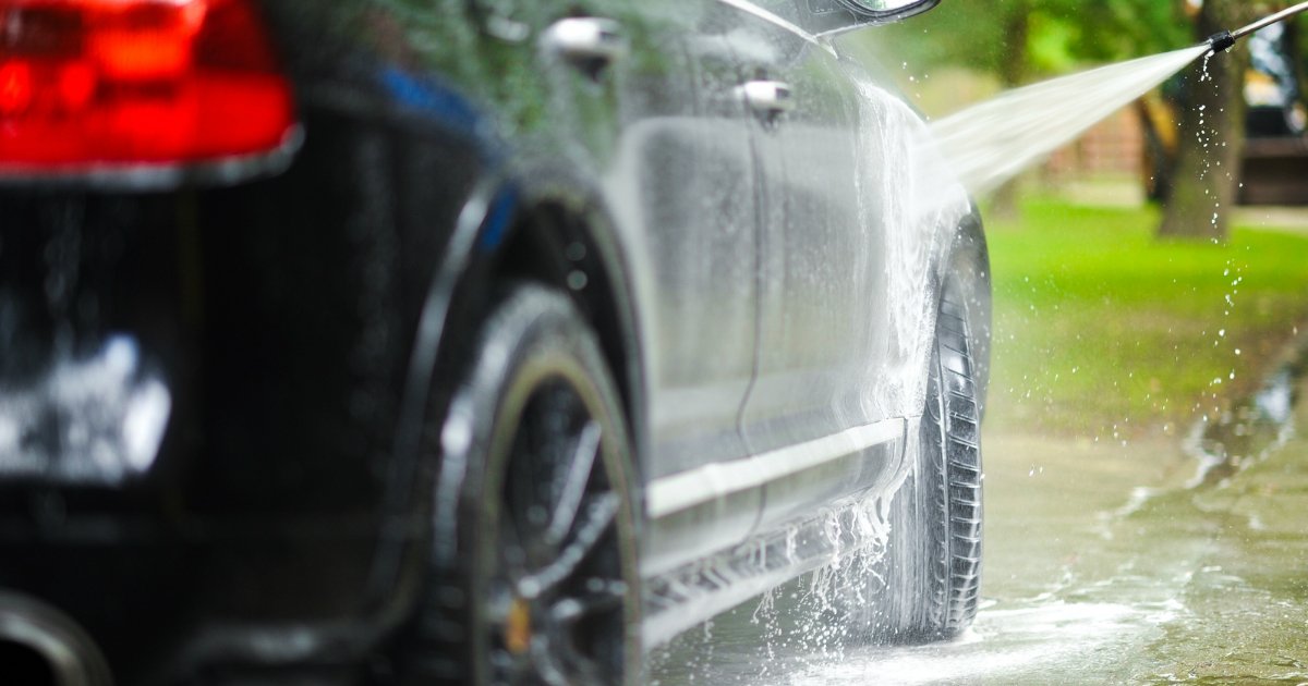 untitled 1 96.jpg?resize=412,232 - Motoristas obtém uma lavagem gratuita do carro graças a uma tubulação de água quebrada