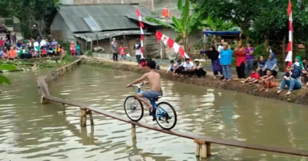 4 3.png?resize=1200,630 - '인도네시아' 에서 열린 '독특한' 자전거 레이스 (영상)