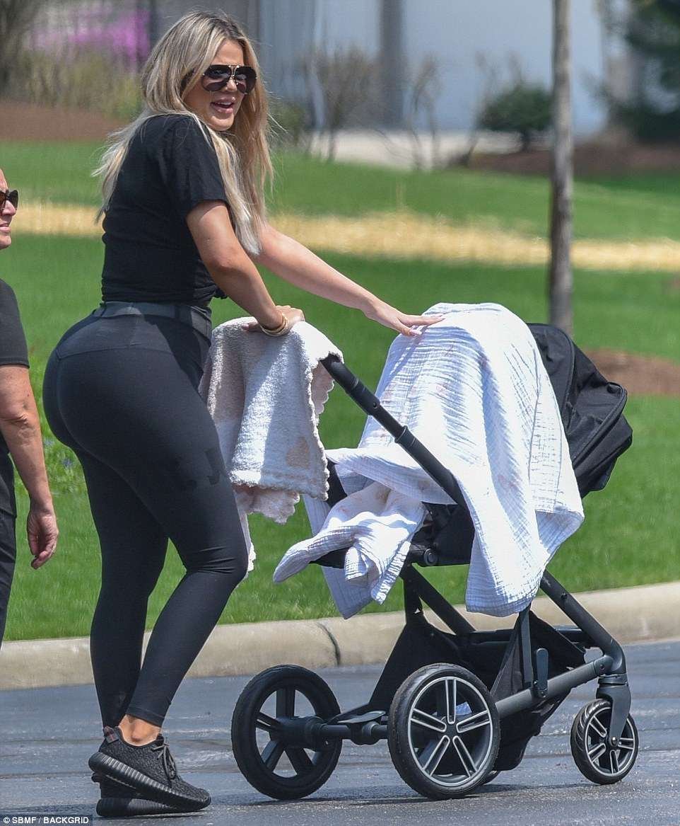 Khloe Kardashian Pictured With Her New Born Baby First Time At   4bed9c8500000578 5697715 Mommy And Me Khloe Kardashian Was Seen Out With Her Bundle Of Jo A 108 1525646155910 