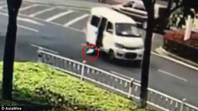 A 10-month-old baby falls onto the middle of a road as the clueless parents drive off in China