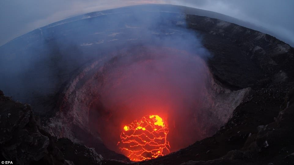 Cette photo saisissante mise à disposition par le United States Geological Survey (USGS) montre toute la partie nord du cratère Overlook du volcan Kilauea, à Pahoa, à Hawaii.
