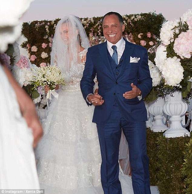Deli a épousé Ossama Fathi Rabah Al-Sharif, 65 ans, sur la populaire île grecque de Santorin en juin 2016, lors d'une cérémonie au sommet d'une falaise d'une valeur de £ 860 000