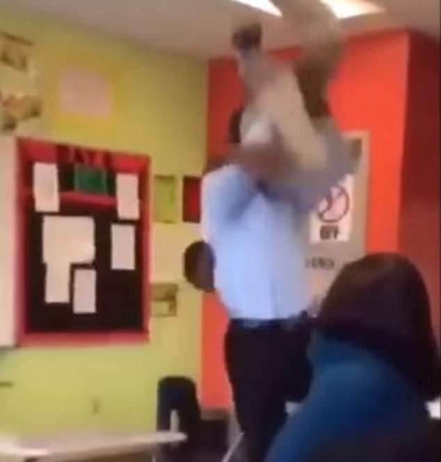 Este é o momento em que o professor levantou o aluno antes de bater em uma mesa