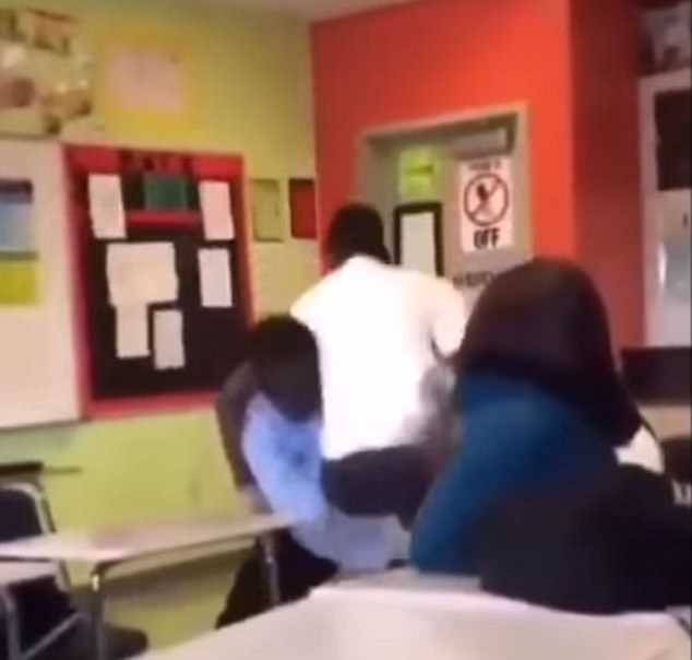 L'enseignant a alors ramassé l'étudiant et l'a retourné vers le corps pour le claquer