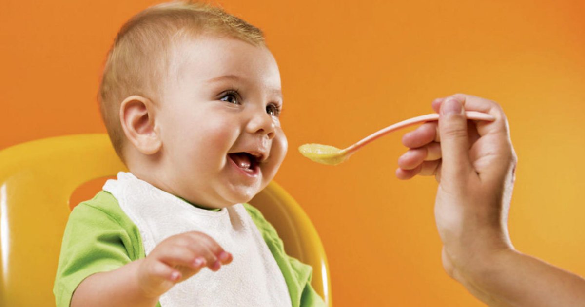 babyfood12.png?resize=412,275 - Amassada e não batida! Nutróloga fala como a papinha do bebê deve ser