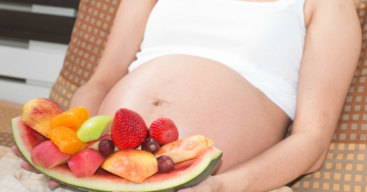 gravidafrutas.png?resize=1200,630 - 10 frutas amigas das grávidas: diminui enjoo, desincha e até acelera o parto