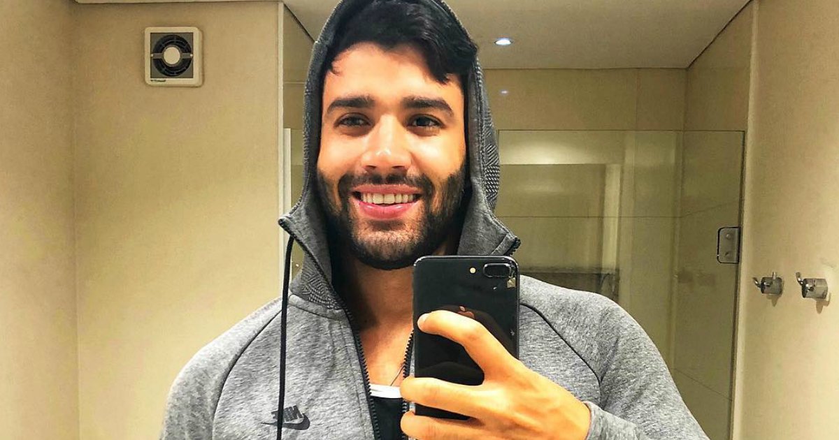 gusttavo lima.png?resize=412,232 - Gusttavo Lima faz show enrolado em cobertor e vira piada entre os famosos