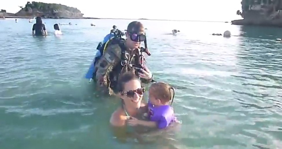 illustration2.jpg?resize=1200,630 - Cette mère jouant avec ses enfants dans l'eau est surprise par un homme en costume de plongée.