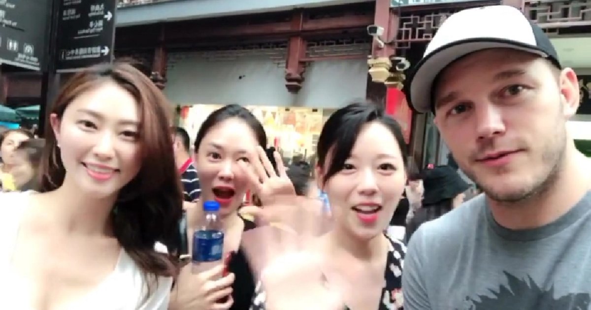 img 5b0bdce791c61.png?resize=1200,630 - 중국 길거리에서 우연히 한국 여성팬들을 만나서 당황한 스타로드 '크리스 프랫'(영상)