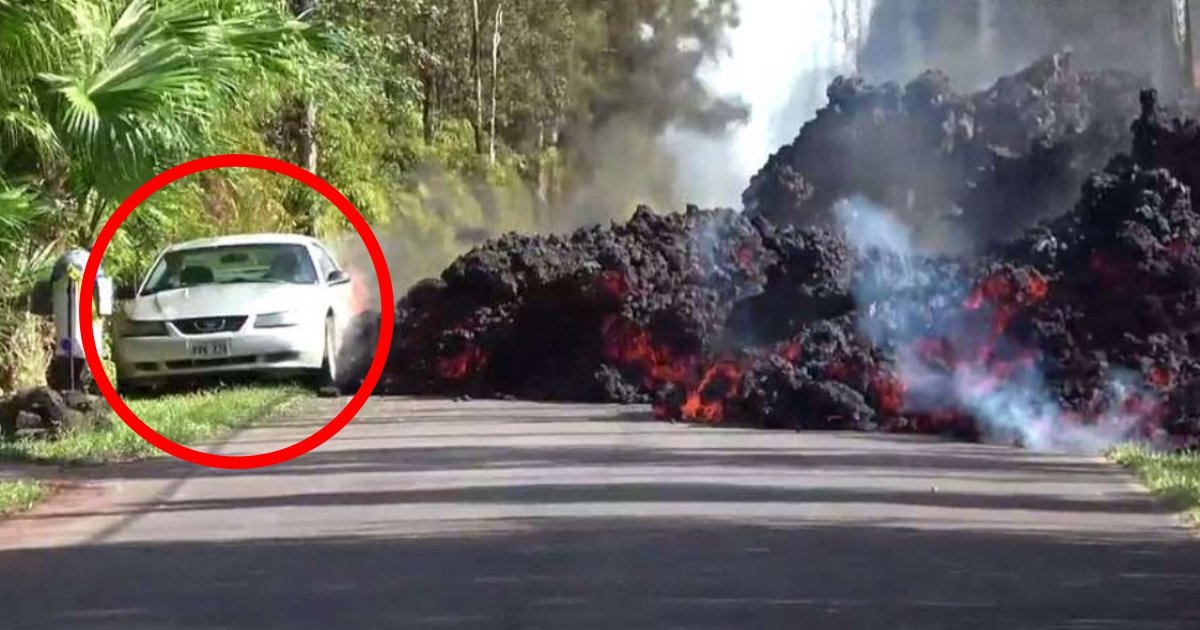mus.jpg?resize=1200,630 - Des images incroyables montrent un terrifiant mur de lave consommant une voiture garée pendant qu'elle coule sur les routes d'Hawaï