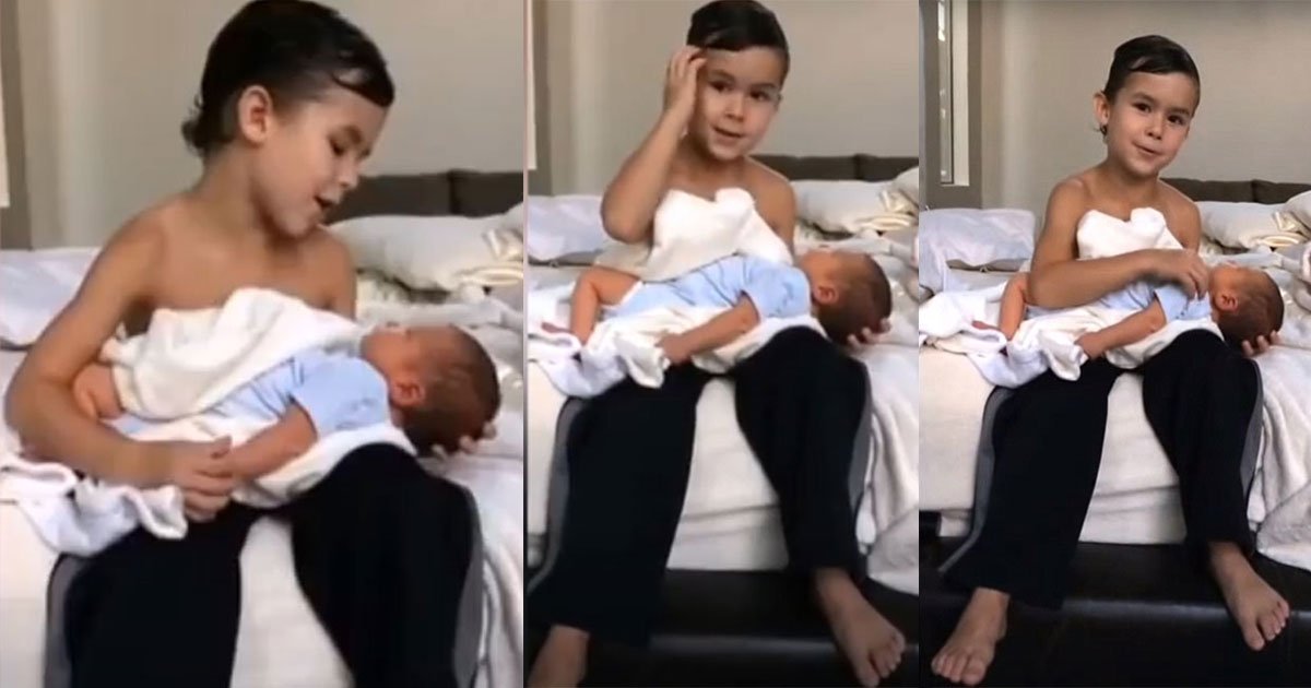 six year old boy sings sweet lullaby for his newborn brother and it is heartwarming to see.jpg?resize=1200,630 - Un garçon de six ans chante une douce berceuse pour son frère nouveau-né