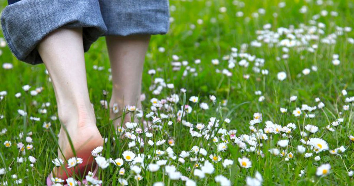 study reveals what happens to our body when we walk barefoot.jpg?resize=1200,630 - Qu'arrive-t-il à nos corps lorsque nous marchons pieds nus? —Une nouvelle étude donne la réponse
