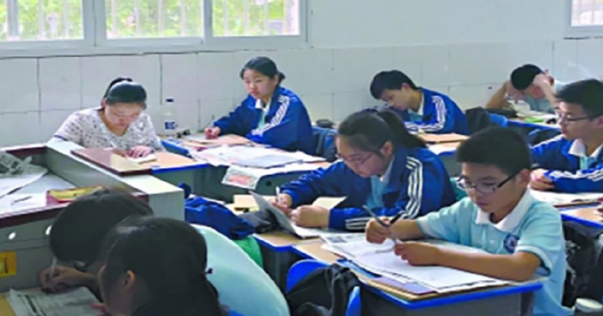 3333 9.png?resize=412,275 - '중학생' 아들 옆자리에서 3년째 학교 수업 듣는 ‘헬리콥터 맘’ 논란