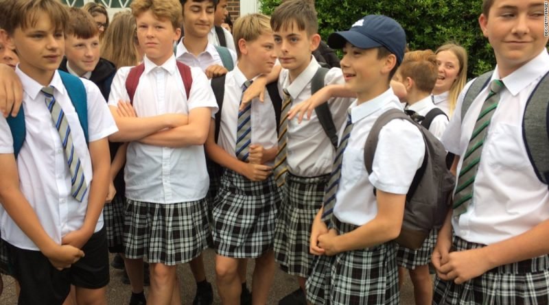 O resultado da imagem para a escola proíbe meninos de usar shorts no verão, diz-lhes que usar "saias" em vez disso