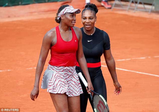 Sur la photo: Serena Williams et Venus Williams célèbrent après avoir remporté leur premier match de double contre le Japon