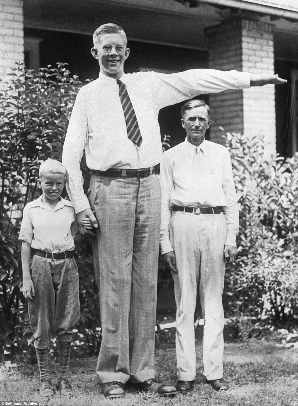 Robert mesurait 7 pieds 4 pouces et pesait 290 livres à l'âge de 13 ans. On le voit ici avec son père Harold et son frère Eugene, 9 ans.