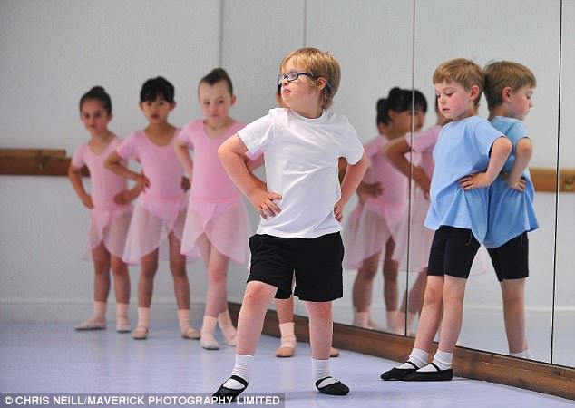 Meilleur pied en avant: L'écolier a acquis des compétences par le ballet qui l'équipent pour la vie