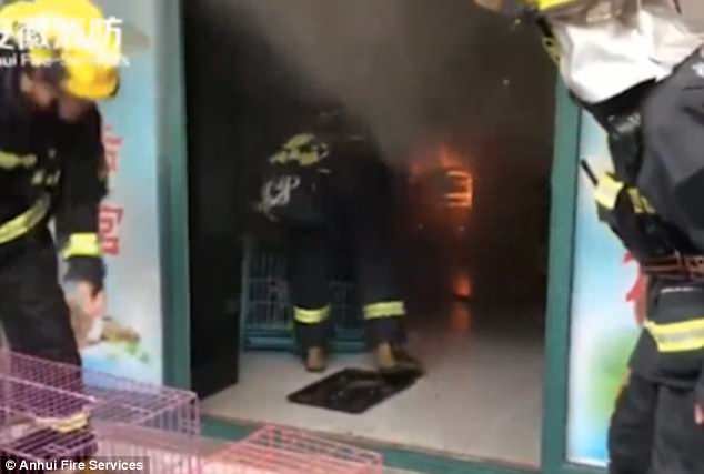 Les pompiers ont dû ouvrir la porte en métal du magasin, qui n’était pas encore ouvert.