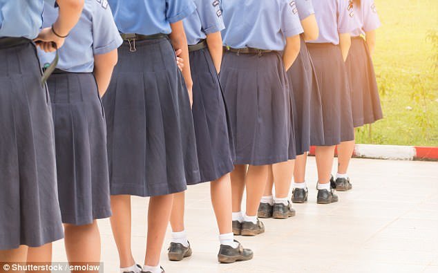 O resultado da imagem para a escola proíbe meninos de usar shorts no verão, diz-lhes que usar "saias" em vez disso