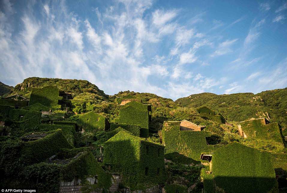 Le relief accidenté de l'île Shengshan rend le village encore plus pittoresque sur le ciel bleu éclatant
