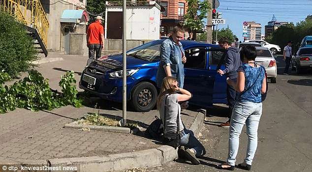 Des images troublantes montrent que la voiture heurte la femme, qui est jetée au sol et qui, heureusement, parvient à se lever et à s'éloigner, la tenant toujours en arrière.