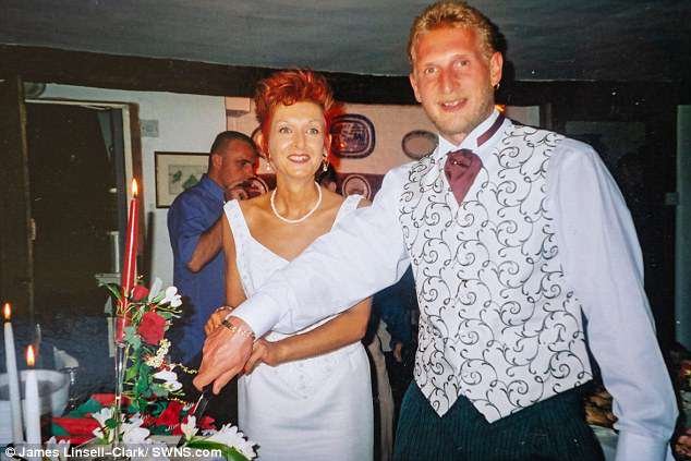 À des moments plus heureux: Liz et Mike, photographiés ci-dessus le jour de leur mariage, se sont séparés après 25 ans