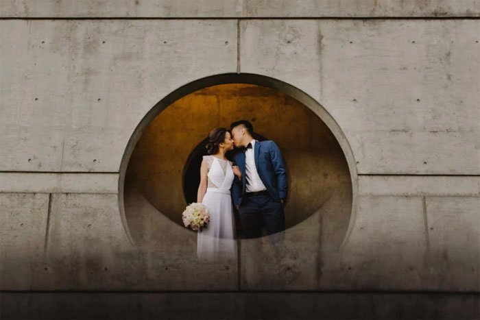 Phone-screen-reflection-trick-wedding-photography-mathias-fast-32
