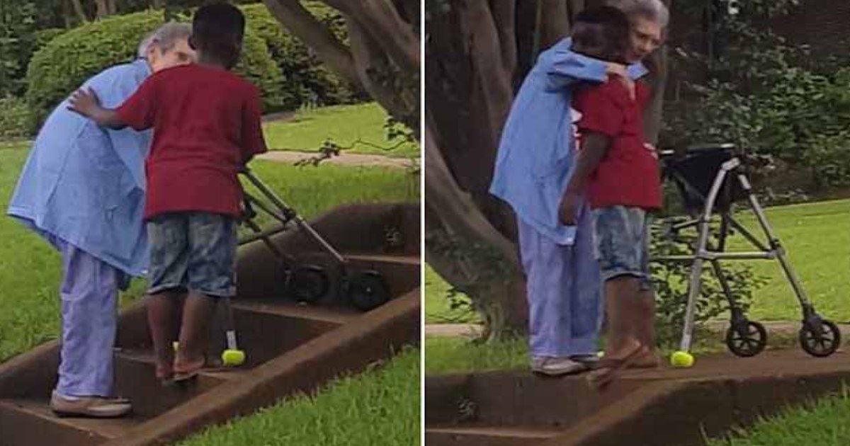 aaa.jpg?resize=412,275 - Este tierno video de un niño saliendo del auto de su mamá para ayudar a la anciana a subir las escaleras se ha hecho viral