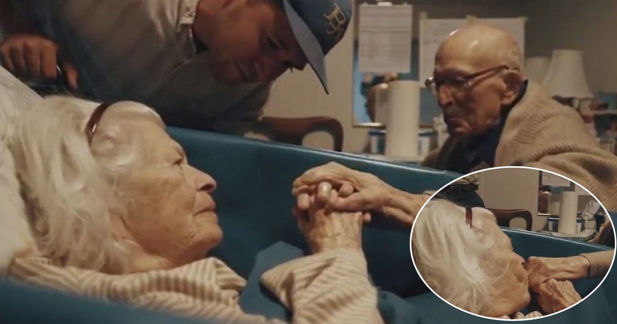 adfaf.jpg?resize=412,275 - Um homem de 105 anos visita o hospital para ver sua esposa de 100 anos de idade em seu 80º aniversário de casamento