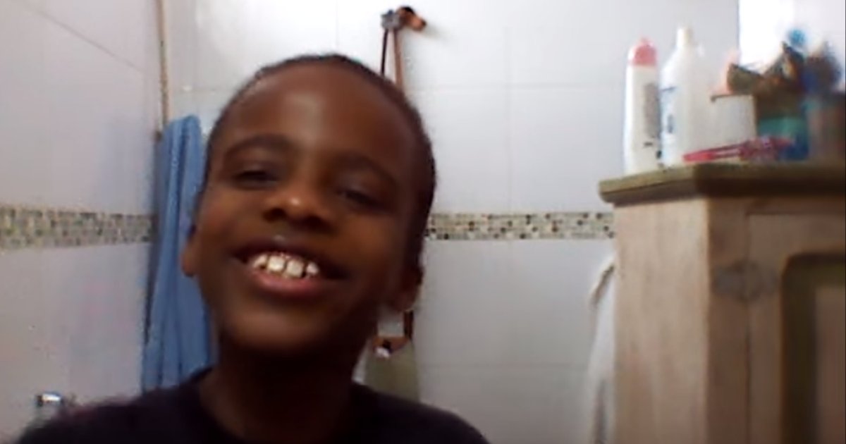 anaclarathumb.png?resize=412,275 - Após ataques racistas, youtuber de 11 anos vira rosto de marca de beleza