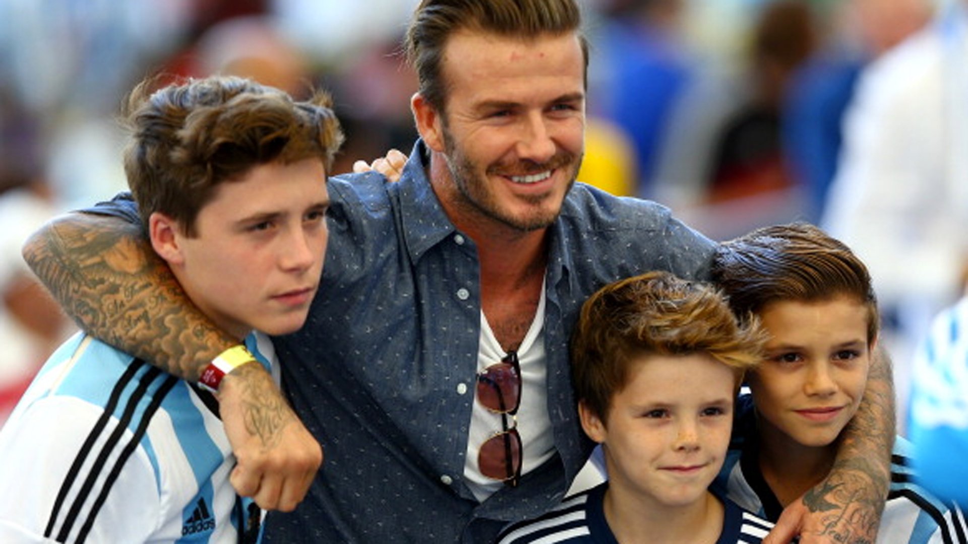 david beckham family 11914 getty ftr zeu9ee2um45x1eqftx9b9wyo8.jpg?resize=412,232 - Esse foi o momento em que esses 10 filhos de celebridades descobriram que seus pais eram famosos