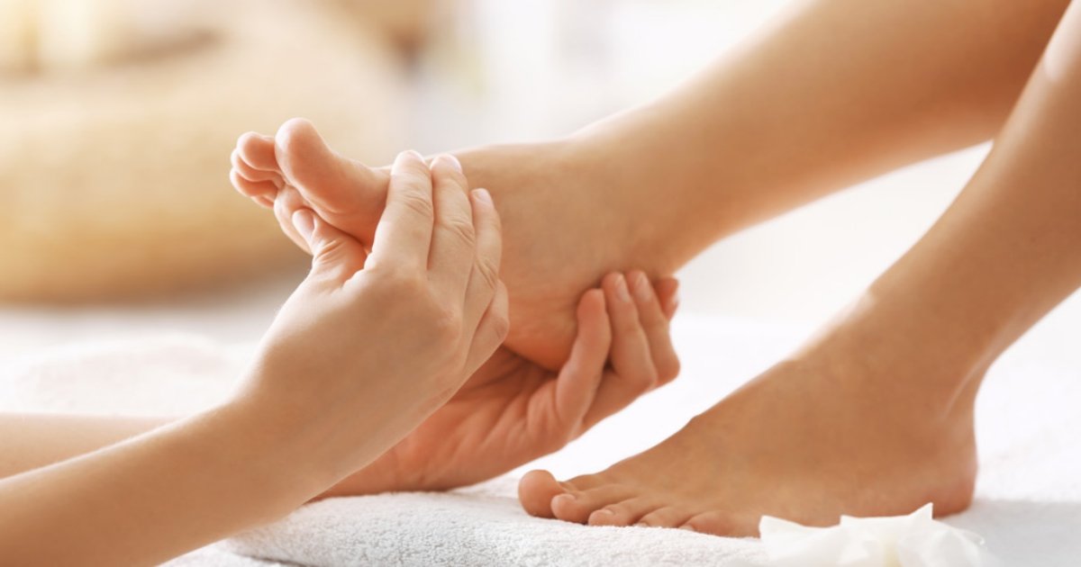 feet massage 1.jpg?resize=1200,630 - Vous vous sentez stressé? Ces techniques de massage des pieds vous aideront à soulager le stress.