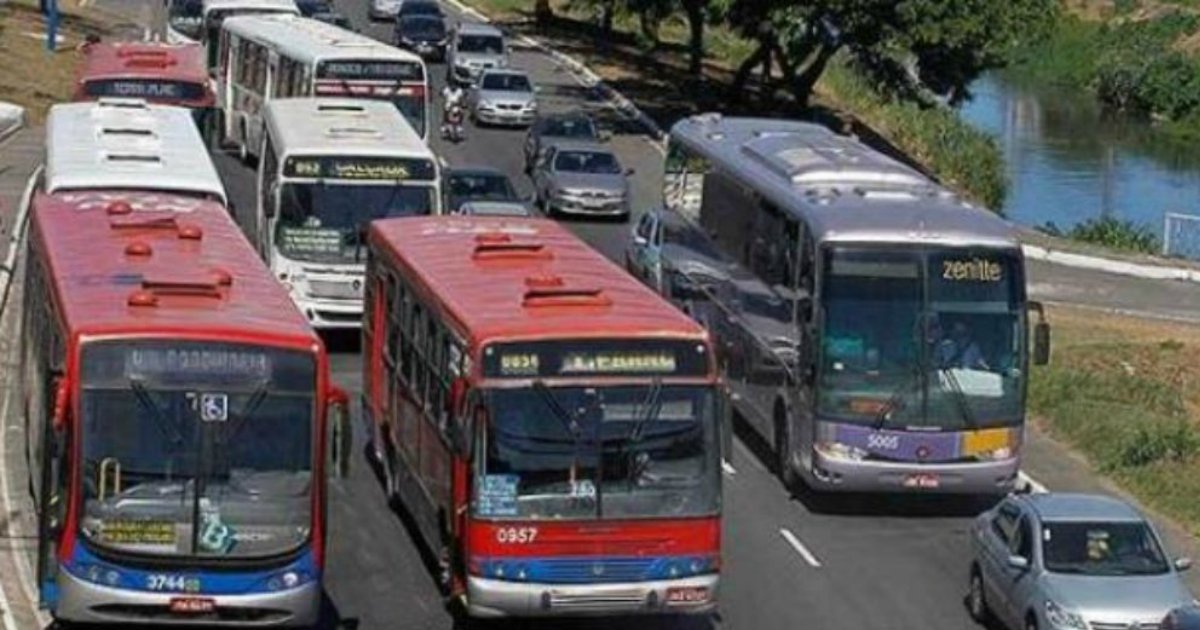 onibussalvador.png?resize=412,275 - Homem tenta roubar ônibus que já estava sendo assaltado