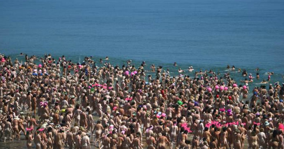 record and more.jpg?resize=1200,630 - Plus de 2500 femmes ont enlevé tous leurs vêtements et ont plongé dans l'océan pour une bonne cause
