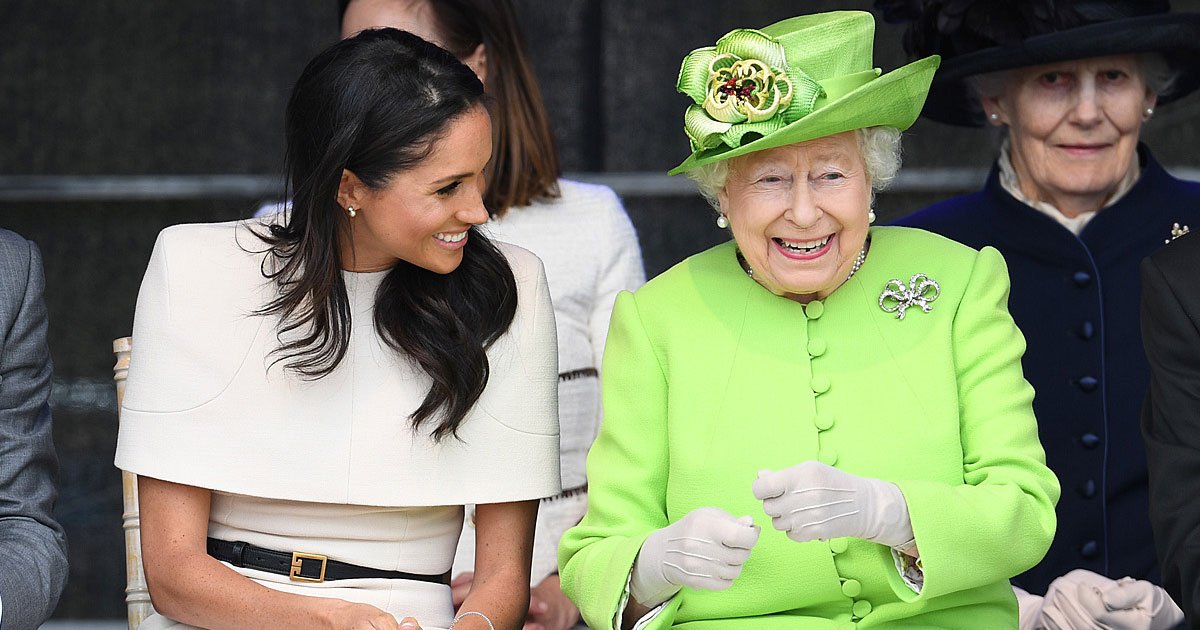 the queen shares a hearty laugh with meghan 1.jpg?resize=412,232 - La reine partage un joyeux rire avec Meghan lors de leur premier déplacement officiel ensemble