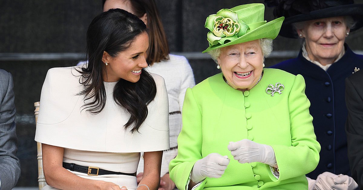 the queen shares a hearty laugh with meghan 1.jpg?resize=412,275 - La reine partage un joyeux rire avec Meghan lors de leur premier déplacement officiel ensemble