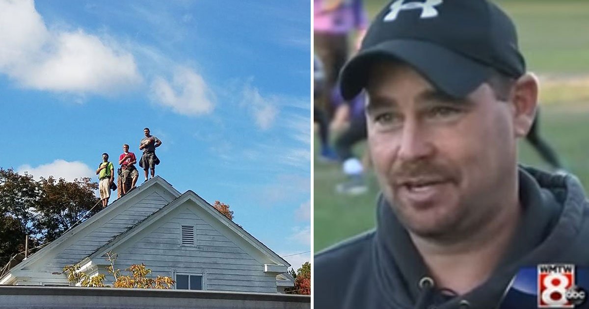 three roofers stood still on top of the roof 1.jpg?resize=1200,630 - Trois couvreurs s'arrêtent de travailler lorsqu'ils entendent l'hymne national. Leur photo est devenue virale.