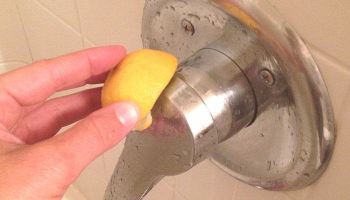 08lemon.jpg?resize=412,275 - 50 Cleaning Hacks for Your Home That Will Make Your Life Easier