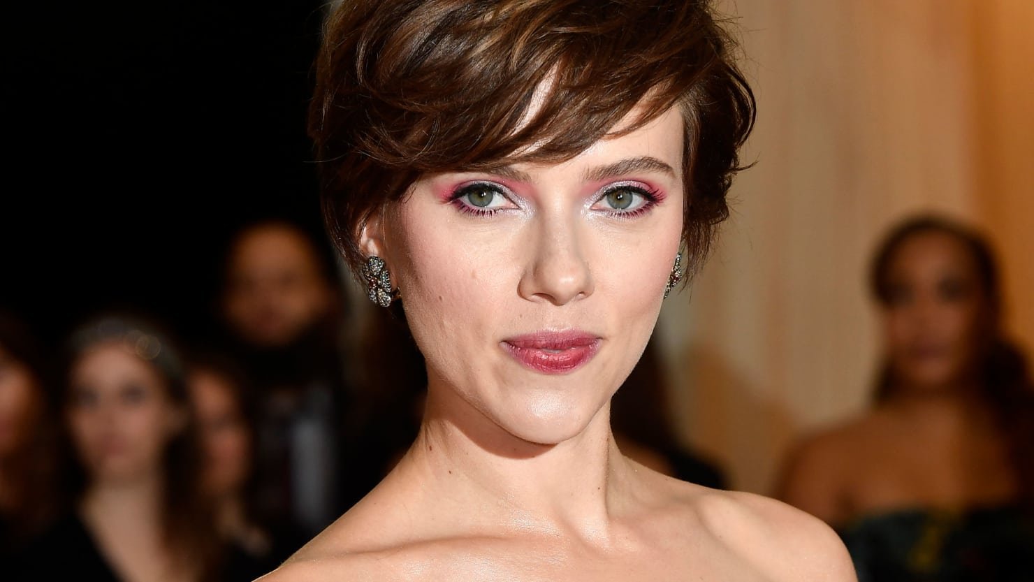 180706 allen scarlett johansson transgender role hero snampo.jpg?resize=412,232 - Após ser alvo de críticas, Scarlett Johansson desiste de interpretar homem trans em filme