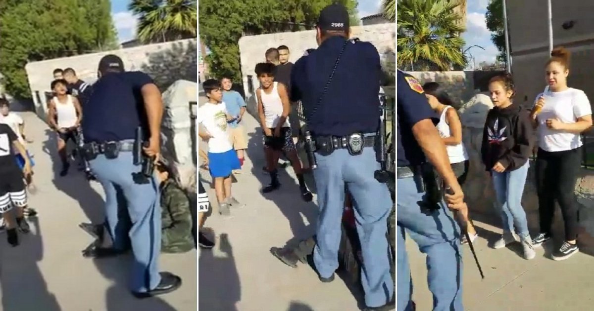c1 side.jpg?resize=412,232 - Un policier du Texas sort son arme et la pointe vers un groupe d'enfants non armés