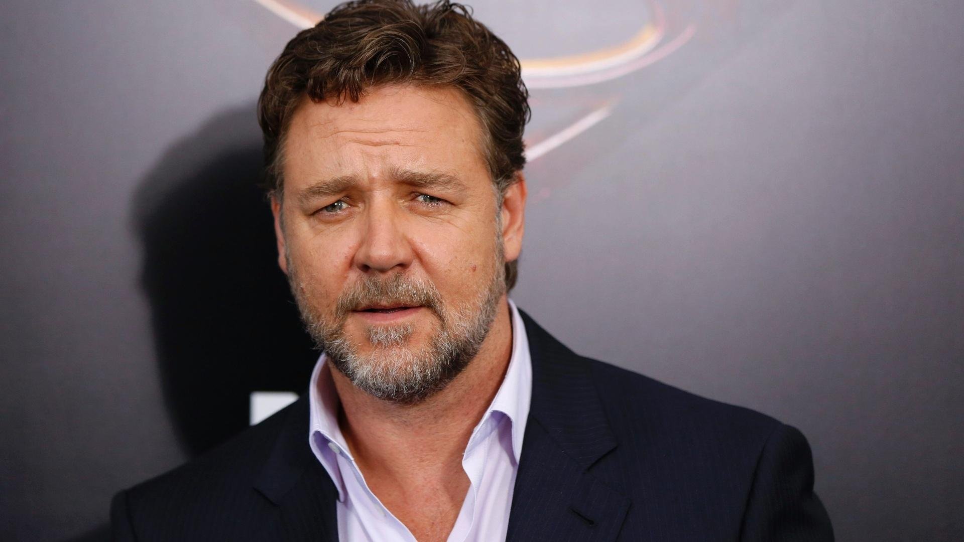 crowe 2.jpg?resize=412,232 - Ator Russell Crowe aparece em público com aparência irreconhecível