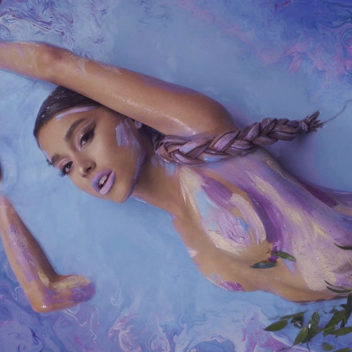 dh9pqlbvqaeiyq0.jpg?resize=412,232 - Ariana Grande lança música sobre empoderamento feminino "God is a Woman" (Deus é uma Mulher) e gera debate religioso