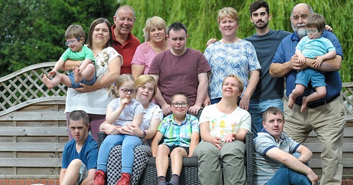 La famille Patterson, qui a adopté neuf enfants atteints du syndrome de Down, pose pour la photo ...