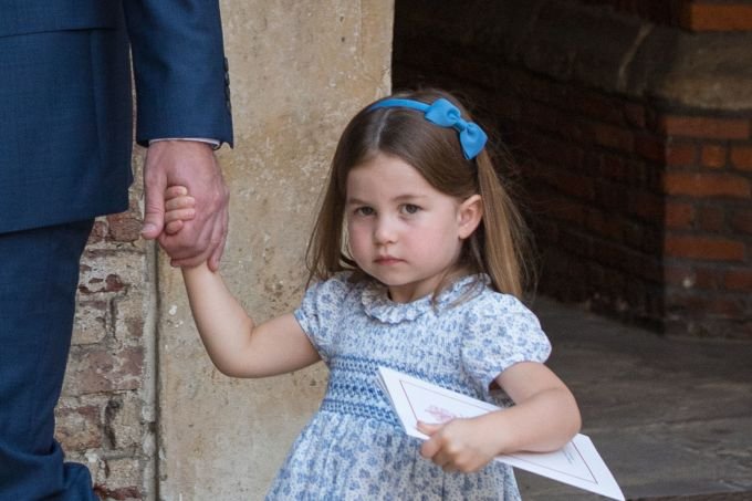 gettyimages 994847604.jpg?resize=412,232 - Princesa Charlotte desafia os paparazzi em batizado do irmão: "Vocês não vêm junto"