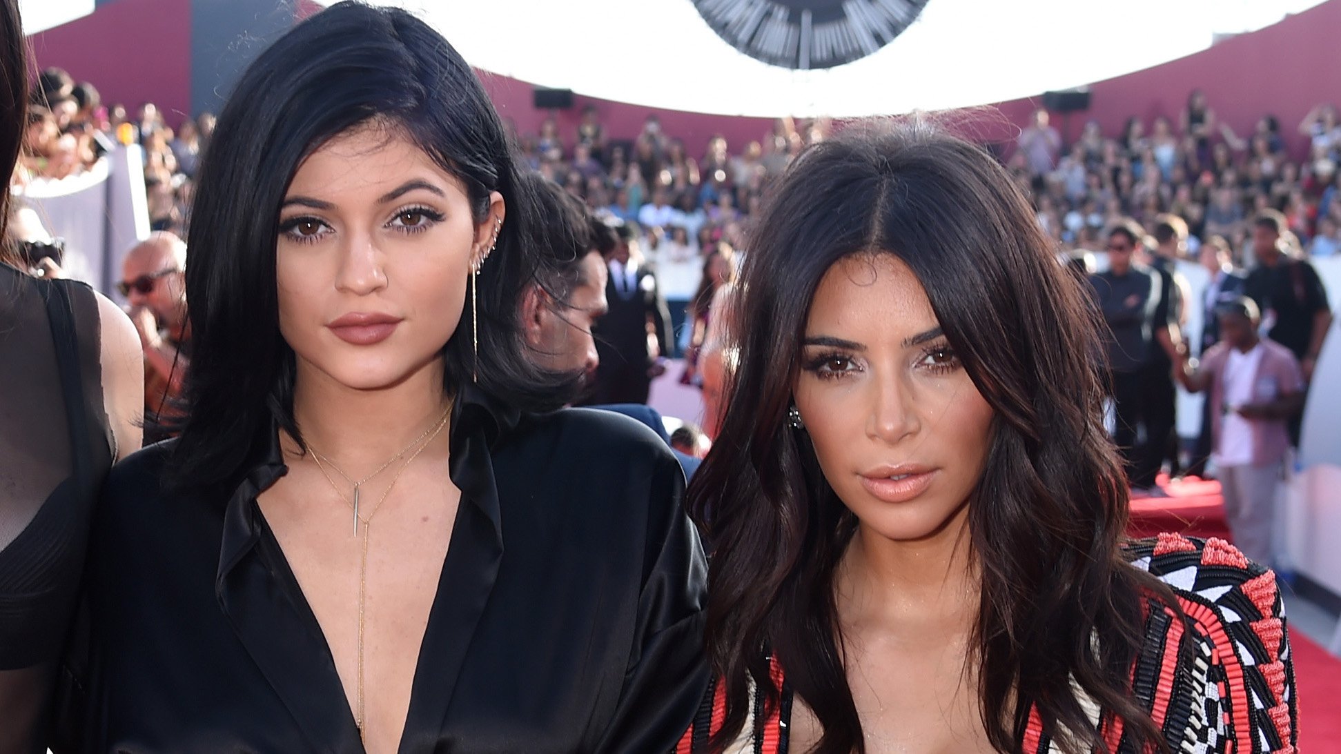 kim kardashian kylie jenner twins matching outfits.jpg?resize=412,232 - Kim Kardashian defende Kylie Jenner e afirma: "Meus irmãos e eu nunca dependemos de nossos pais para nada além de conselhos"