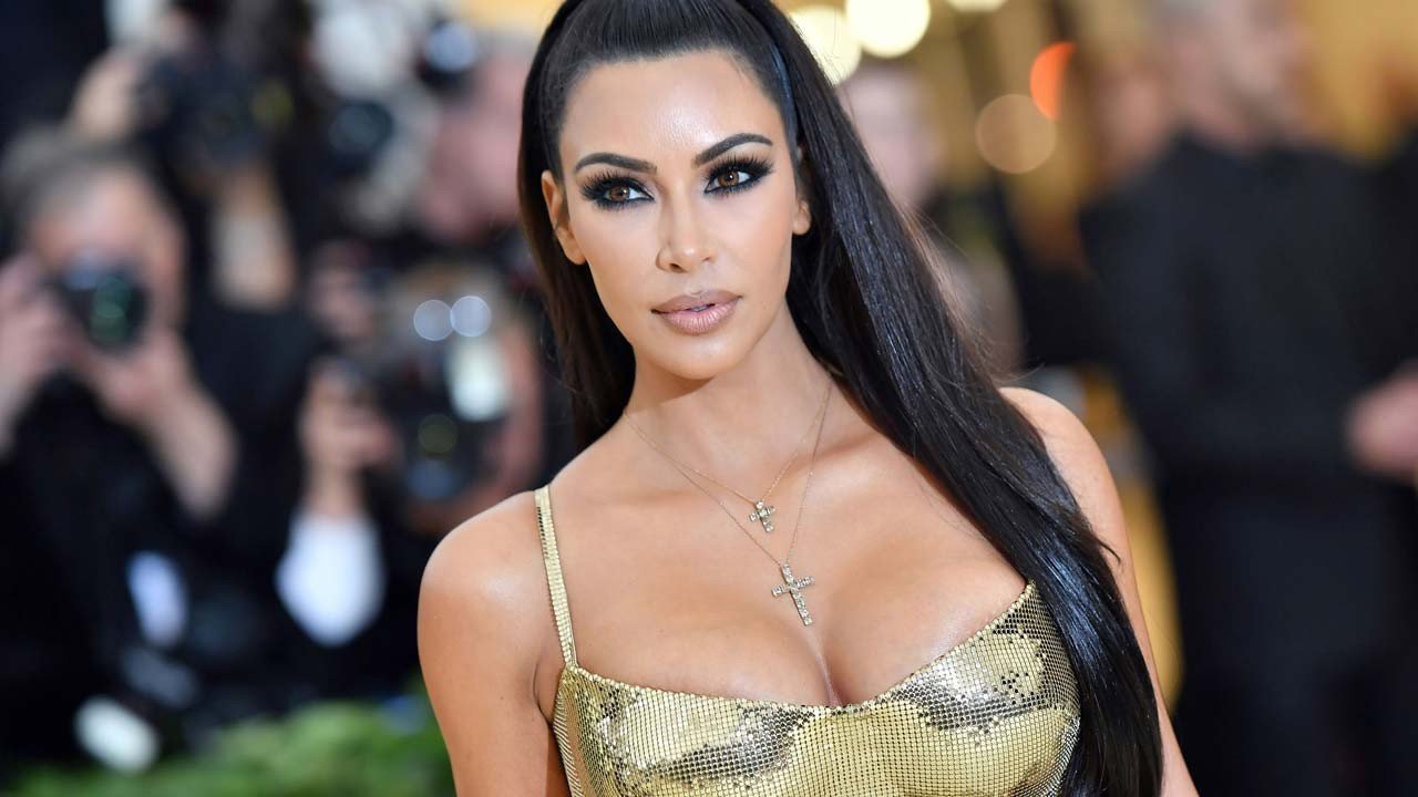 kim kardashian gettyimages 956065540 1280.jpg?resize=412,232 - Kim Kardashian chama a atenção por aparecer em público com blusa transparente e sem sutiã