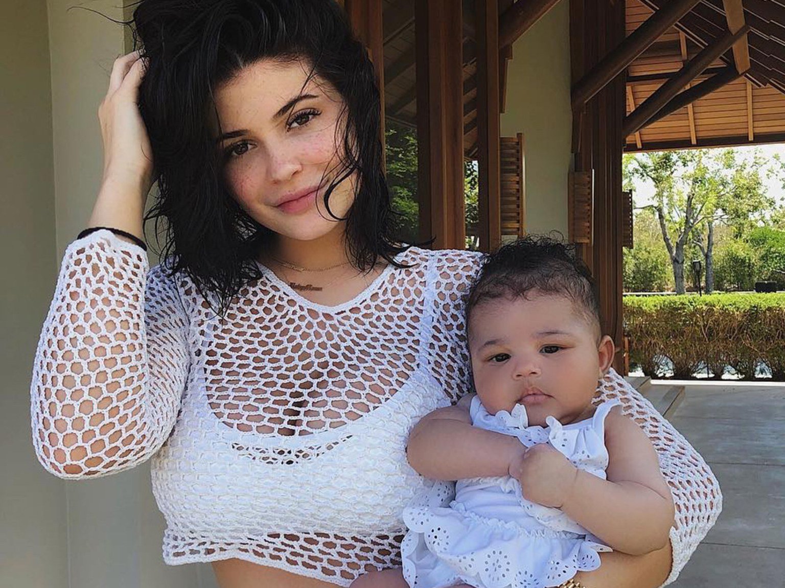 kylie jenner on her first family vacation travis scott stormi.jpg?resize=412,232 - Kylie Jenner está sendo criticada por furar as orelhas de sua filha de 5 meses