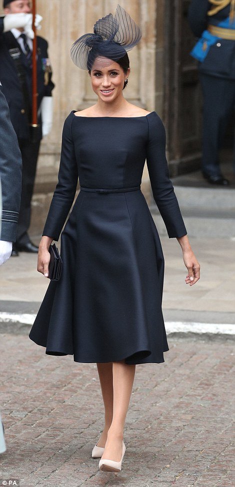 Meghan Markle éblouie en robe noire Dior alors qu'elle rejoint les Royaux à Buckingham - Vonjour