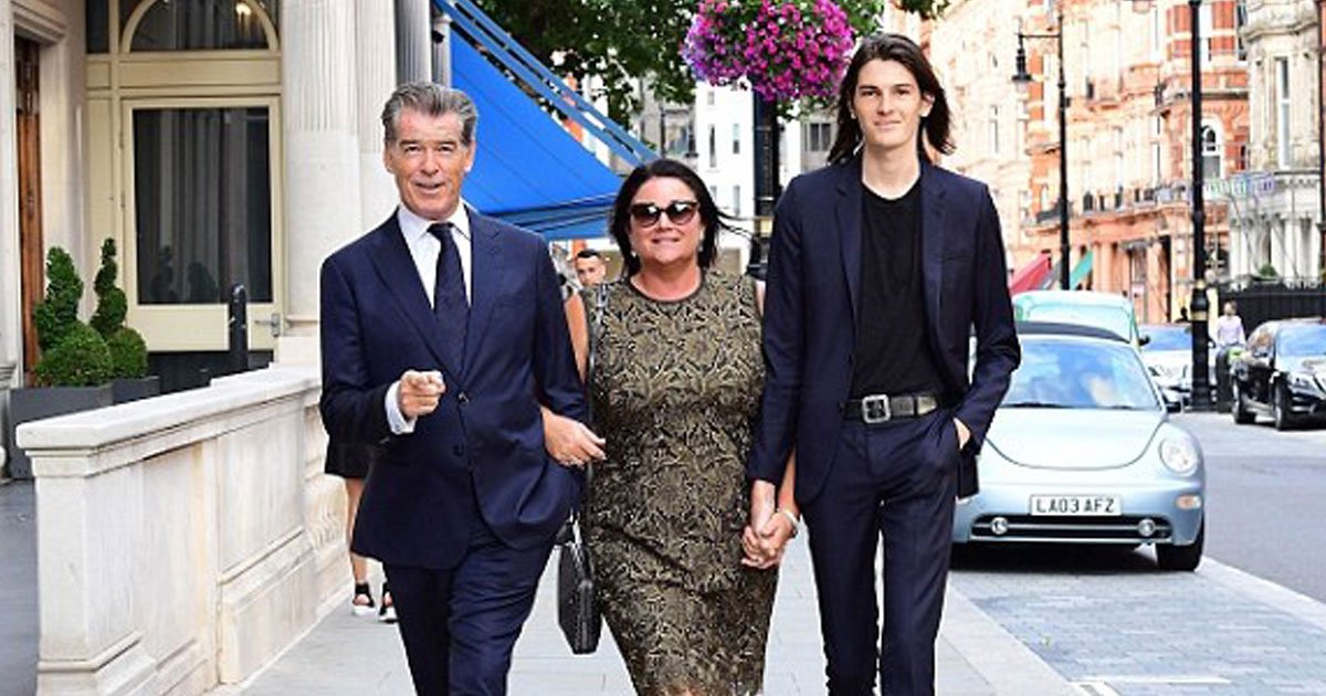 pierce brosnan keely shaye smith.jpg?resize=412,232 - Pierce Brosnan et sa femme Keely Shaye Smith s'embrassent dans les rues de Londres avant un déjeuner en famille.